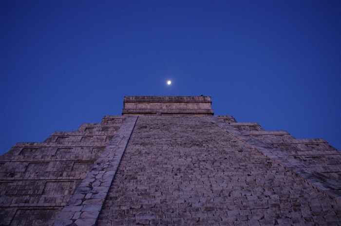 Moon over El Castillo de Kukulkan